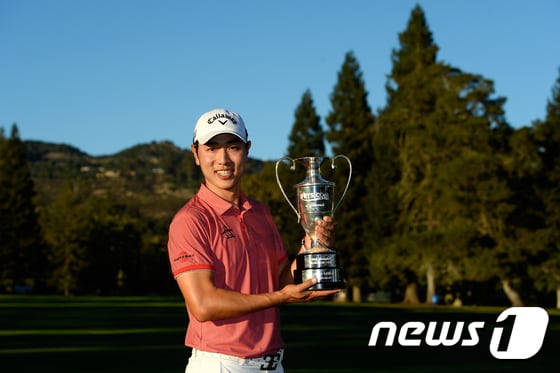 배상문이 12일(현지시간) 미국 캘리포니아주 나파의 실버라도 컨트리클럽에서 열린 PGA 투어 2014-2015 시즌 개막전 프라이스닷컴 오픈에서 우승한 후 트로피를 들고있다. ⓒAFP=뉴스1 ⓒ News1 정은지 기자