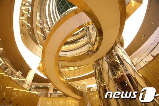 제2롯데월드내 백화점 &acute;에비뉴엘 월드타워점&acute;(사진제공=롯데그룹)ⓒ News1