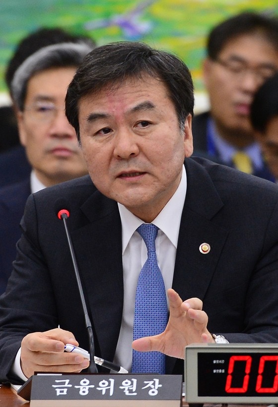 신제윤 금융위원장이 15일 서울 여의도 국회에서 열린 국회 정무위원회의 금융위원회 국정감사에 출석해 의원들의 질의에 답하고 있다. 2014.10.15/뉴스1 ⓒ News1 양동욱 기자