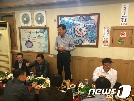 윤건모 수원시시설관리공단 이사장은 14일 격무에 지친 교통약자지원팀 직원들을 위로하기 위해 장안구 무영쌈밥집에서 간담회를 가졌다./사진제공=수원시시설관리공단ⓒ News1