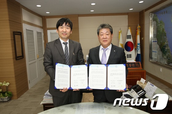 17일 강원 윤승근 고성군 군수(오른쪽)는 알프스쎄븐리조트 김석휴 대표이사(왼쪽)와 집무실에서 사업추진을 위한 업무혐약을 체결했다. (사진제공=고성군) 2014.10.17/뉴스1 ⓒ News1 엄용주 기자