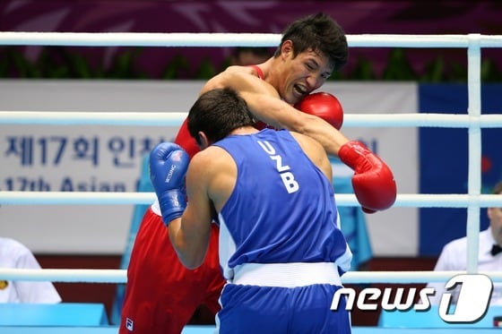 2일 인천 선학체육관에서 열린 2014 인천아시안게임 남자 복싱 라이트헤비급(81kg급) 4강전에 나선 한국 복싱대표팀 김형규와 우즈베키스탄의 오이베크 마마줄루노프가 경기를 펼치고 있다. /뉴스1 ⓒ News1 한재호 기자