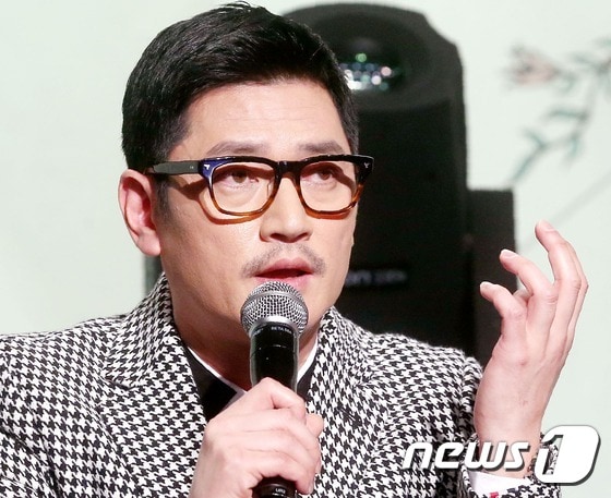 바비킴이 22일 오전 서울 서초구 더 리버사이드호텔에서 열린 정규4집 앨범 '거울' 쇼케이스 및 간담회에서 앨범을 소개하고 있다. 2014.10.22 스타뉴스/뉴스1 ⓒ News1