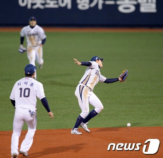 22일 오후 경남 창원마산야구장에서 열린 2014 한국야쿠르트 세븐 프로야구 준플레이오프 2차전 NC 다이노스와 LG 트윈스의 경기에서 LG 9회초 1사 1루 상황 이병규의 높이 뜬 공을 NC 2루수 박민우가 놓치고 있다.2104.10.22/뉴스1 ⓒ News1 이동원 기자