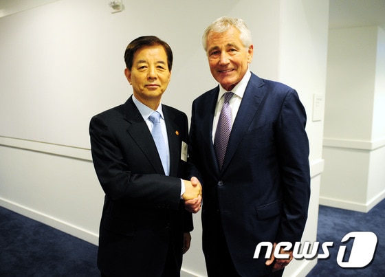 22일(현지시간) 워싱턴에서 열린 제46차 한미안보협의회(SCM)에서 대화를 나누고 있는 한민구 국방부 장관과 척 헤이글 국방장관 ⓒ News1 2014.10.23/뉴스1 ⓒ News1 배상은 기자