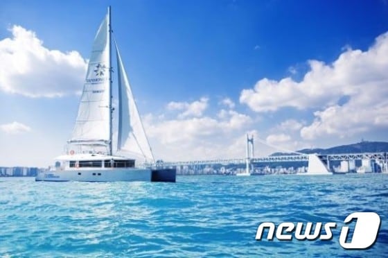 부산 남구 용호만 유람선터미널 &acute;삼주 다이아몬드베이&acute;를 모항으로 한 92인승 카타라만 요트 &acute;마이다스 720-1호&acute;가 25일부터 운항을 시작했다.(사진제공=삼주)ⓒ News1
