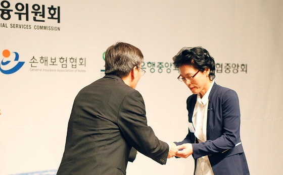 28일 서울 태평로 한국 프레스센터에서 열린 제 51회 저축의 날 시상식에서 손은숙(사진 오른쪽)씨가 국민포장을 수상받고 있다.(신협 제공) 2014.10.28/뉴스1 ⓒ News1