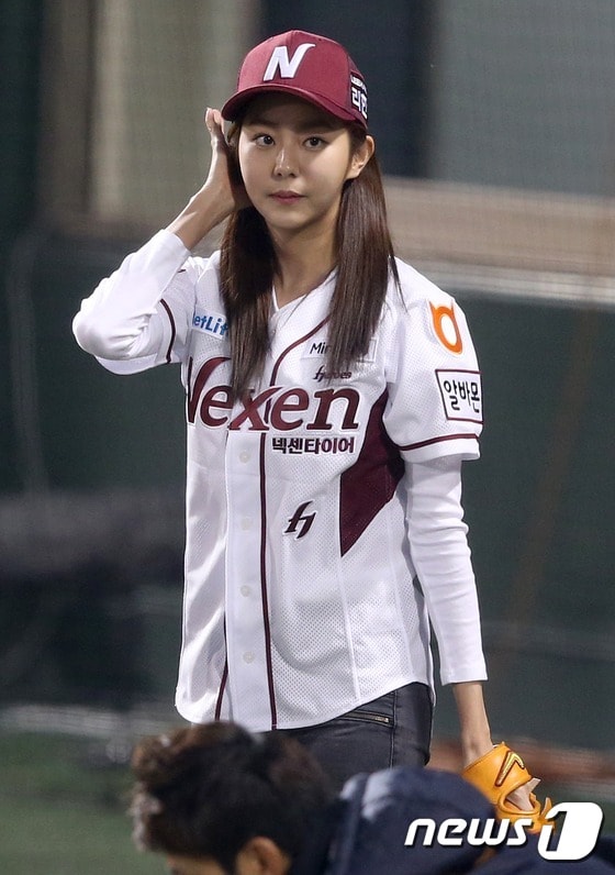 애프터스쿨 유이가 플레이오프 2차전에서 '패대기 시구'를 선보여 화제다. ⓒ News1