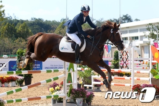 인천 드림파크 근대5종 펜싱경기장에서 열린 2014 인천아시안게임 근대5종 남자부 승마에 출전한 한국 대표팀 황우진이 경기를 펼치고 있다. 2014.10.3/뉴스1 ⓒ News1 한재호 기자