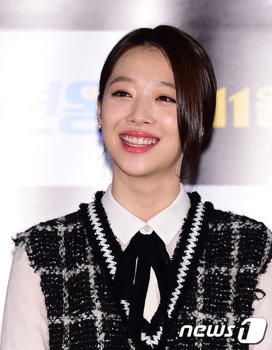 활동 중단했던 배우 설리가 31일 오후 서울 왕십리CGV에서 열린 영화 ‘패션왕’(감독 오기환) 언론 시사회에 참석해 미소를 짓고 있다. ⓒ News1