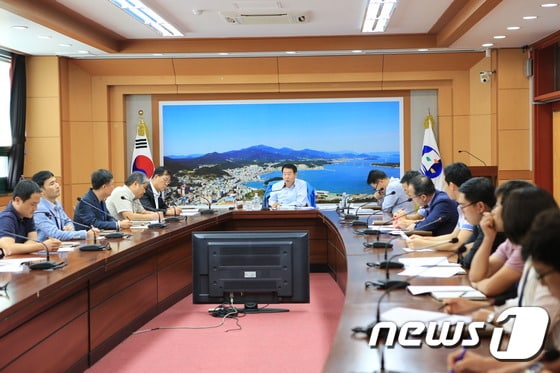 전남 완도군이 지난달 말 상황실에서 이준수 부군수 주재로 개최한 &acute;2015년 희망 완도 만들기&acute; 신규시책 보고회 모습./사진제공=완도군ⓒ News1