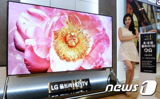 LG전자가 최근 출시한  98인치 울트라HD TV. 크기 표기를 98'형'으로 해 홍보를 했다. (LG전자 제공) 2014.10.7/뉴스1 ⓒ News1 