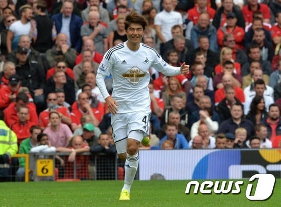 스완지의 기성용이 10일 새벽(한국시간) 영국 스완지의 리버티 스타디움에서 열린 아스널과의 2014/15 잉글랜드 프리미어리그 11라운드에서 90분 풀타임을 소화하며 팀의 2-1 승리를 안겼다. ⓒ News1