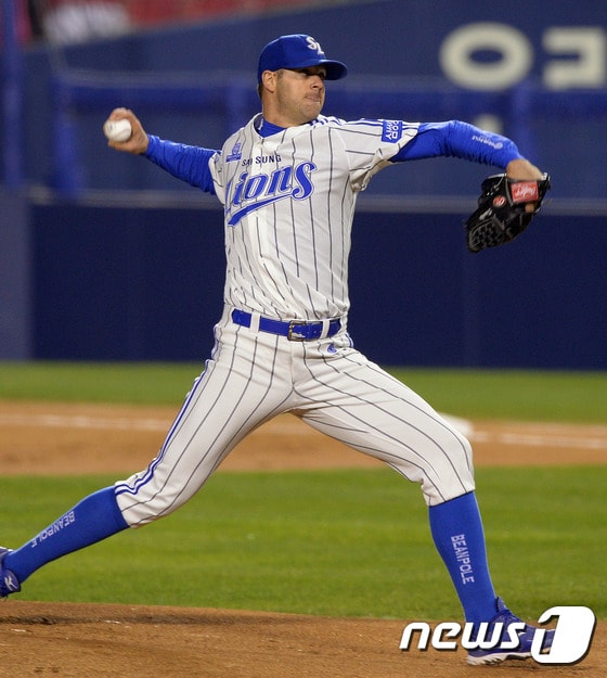 지난해까지 삼성 라이온즈에서 활약했던 릭 밴덴헐크(30·소프트뱅크 호크스)가 22일 니혼햄 파이터스전에서 7이닝 동안 5피안타 1볼넷 13탈삼진의 위력투를 펼쳐 시즌 2승을 따냈다. ⓒ News1 이동원 기자