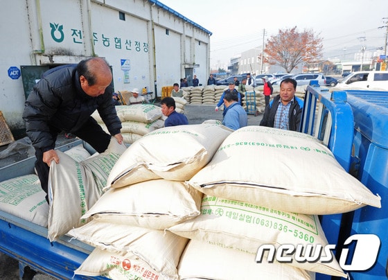 전주시 공공비축미곡 매입이 실시되자 전북 전주시 덕진동 산정창고에서 한 농민이 쌀포대를 내리고 있다. ⓒ News1 김대웅 기자