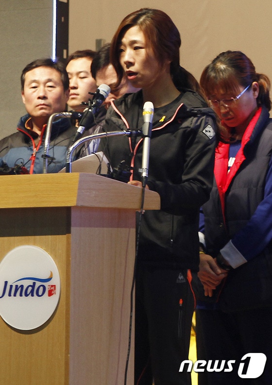 정부가 11일 세월호 실종자 수색중단을 공식 선언한 가운데 실종자 가족들이 이날 오전 11시 진도실내체육관에서 눈물의 기자회견을 갖고 "정부의 실종자 수색중단 결정을 받아들이겠다"고 발표하고 있다. (진도군 제공) 2014.11.11/뉴스1 ⓒ News1 김한식 기자