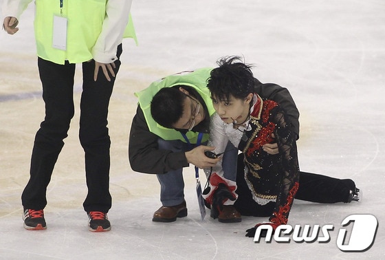 일본 남자 피겨스케이팅의 하뉴 유즈루(20)가 8일 중국 상하이 오리엔탈 스포츠센터에서 열린 2014-2015 국제빙상연맹(ISU) 피겨 그랑프리 3차 대회 &acute;렉서스 컵 오브 차이나&acute; 남자 프리스케이팅 연습경기 도중 중국의 얀한과 부딪혀 부상을 당했다. ⓒ AFP=News1