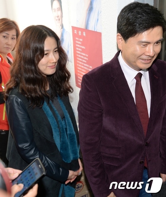 배우 심은하가 남편 지상욱 박사와 함께 11일 중구 다산로 중구무지개행복위 사무실 개소식에 참석해 참석자들을 맞이하고 있다. ⓒ News1 손형주 기자