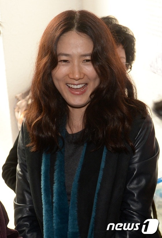 배우 심은하가 남편 지상욱 박사와 함께 11일 중구 다산로 중구무지개행복위 사무실 개소식에 참석해 참석자들을 맞이하고 있다. ⓒ News1