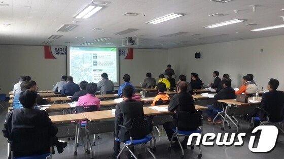 강진군은 11일 전남도환경산업진흥원에서 성전면 송학리·명산리 일원에 개발중인 강진환경산업단지에 입주를 희망하는 2개 업체를 대상으로 인근 주민 50여명이 참석한 가운데 주민설명회를 가졌다./사진제공=강진군ⓒ News1