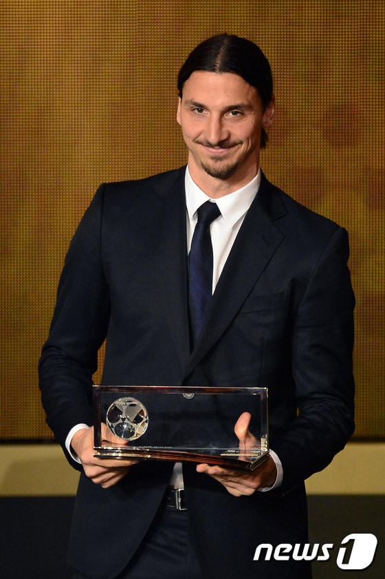 올해 1월 열린 FIFA 발롱도르 시상식에서 FIFA 2013 푸스카스상을 수상한 즐라탄 이브라히모비치(파리 생제르맹). ⓒ AFP=News1