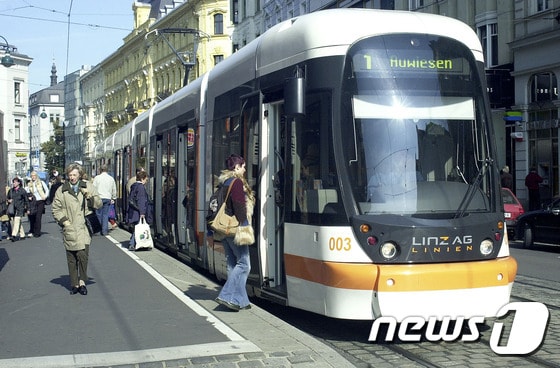 성남시가 위례~신사선 연장과 8호선 연장, 판교 트램 건설 등 3개 철도 노선의 최적 안을 찾는 사전 타당성 조사 연구 용역을 이달 말 발주한다.(사진 = 오스트리아 린츠 트램) ⓒ News1