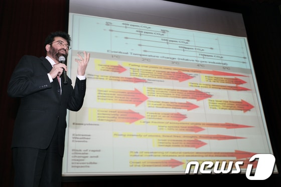14일 인천 송도국제도시 G타워에서 열린 ‘창조금융과 기후허브’ 주제의 기후금융 국제세미나에서 타리크 바누리(Tariq Banuri) 유타대 교수(전 유엔 지속가능국 국장)가 기조발제를 하고 있다. 2014.11.14/뉴스1 ⓒ News1 강남주 기자