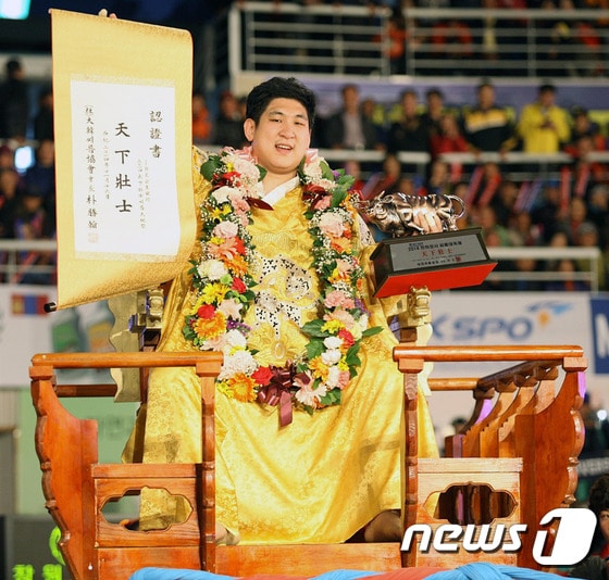 16일 경북 김천시 김천실내체육관에서 열린 IBK기업은행 2014 천하장사씨름대축제 마지막 날 천하장사 결정전에서 윤정수(동작구청)를 3-2로 물리치고 천하장사에 등극한 정경진(창원시청)이 트로피를 들고 기뻐하고 있다. (대한씨름협회 제공) 2014.11.16/뉴스1 ⓒ News1