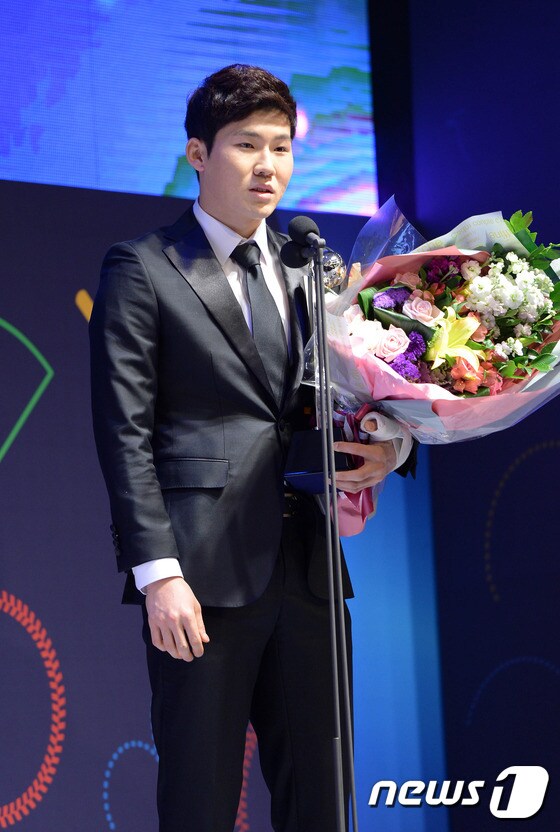 18일 서울 양재동 The-K호텔 컨벤션센터2층 그랜드볼룸에서 열린 2014 한국야쿠르트 세븐 프로야구 최우수선수(MVP)·최우수신인선수 선정 및 각 부문별 시상식에서 최우수신인선수상을 받은 NC 박민우가 소감을 전하고 있다. 최우수선수(MVP)로 선정된 선수에게는 트로피와 3,600만원 상당의 기아자동차 K7이 부상으로 주어지고, 최우수신인선수와 각 부문별 타이틀 수상 선수에게는 트로피와 상금 300만원, 퓨처스리그의 각 부문별 타이틀 수상 선수에게는 트로피와 상금 50만원이 수여된다. 2014.11.18/뉴스1 ⓒ News1 이동원 기자