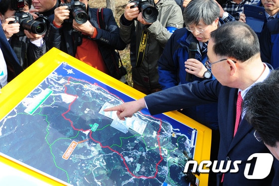 2014년 11월 21일 당시 정홍원 국무총리가 경북 영덕군 영덕읍 창포리 풍력발전소 단지에서 한수원 관계자로부터 신규 원전(천지원전)부지에 대한 설명을 듣고 있다.(뉴스1 자료, 재판매 및 DB금지) 2026.1.27/뉴스1 ⓒ News1 최창호 기자