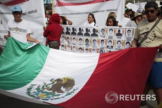 대학생들의 실종에 이괄라 시 시장 부부가 개입되있다는 것이 알려지면서 지난달 22일 분노한 시민들이 멕시코 국기를 펼치고 시위하고 있다. ⓒ 로이터=뉴스1