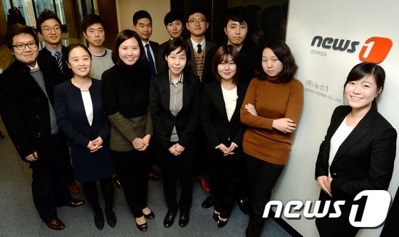 뉴스1코리아 공채 5기 수습기자들. (앞줄 오른쪽부터 시계 반대방향으로) 양새롬, 황라현, 윤수희, 윤혜진, 박소영, 손미혜, 박승주, 신웅수, 이정우, 김일창, 정재민, 주성호, 권혁준 수습기자. 뉴스1 ⓒ News1 박정호 기자