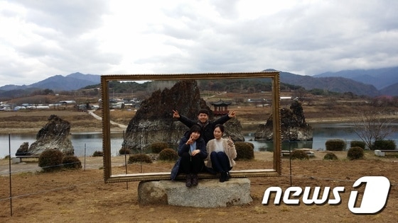 단양군의 대표적 관광지인 도담삼봉에 대형 액자 조형물이 설치 관광객들이 기념촬영을 하고 있다.ⓒ News1