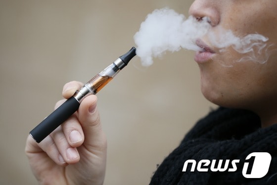 액상 니코틴이 든 전자담배를 피우는 흡연자. ⓒ AFP=뉴스1