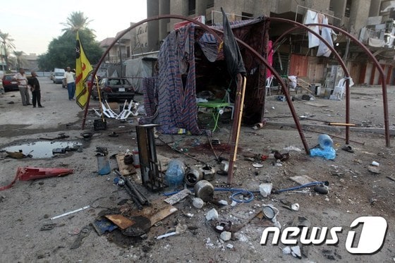 2일(현지시간) 이라크 바그다드 팔레스타인가에 시아파 무슬림 순례자들을 돕기 위해 설치됐던 천막이 폭탄테러로 파괴됐다.ⓒ AFP=뉴스1