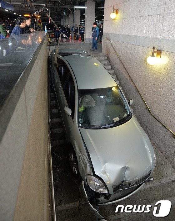 30일 새벽 수원역사에서 버스승강장으로 통하는 계단에 승용차가 처박히는 사고가 일어났다. 이날 오전 수원역 관계자들이 사고차량을 견인하고 있다. 사고는 술을 마신 음주운전자가 인도용 계단을 주차장으로 착각해 일어났다. 인명피해는 없었다. 2014.11.30/뉴스1 ⓒ News1 김영진 기자