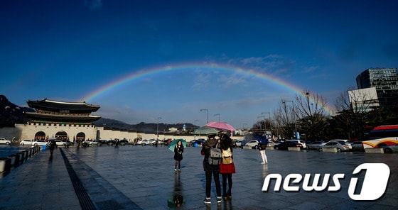 30일 비가 그친 뒤 서울 광화문 광장 하늘 위로 무지개가 떠 있다. 2014.11.30/뉴스1 ⓒ News1 송은석 기자