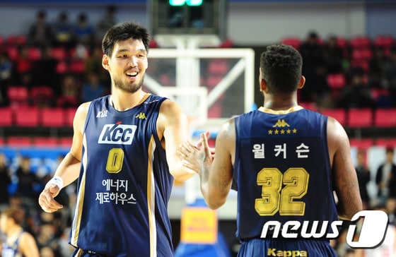 4일 오후 전북 전주실내체육관에서 열린 2014-2015 KCC 프로농구 전주 kcc와 인천 전자랜드와의 경기에서 윌커슨(kcc)선수와 하승진(kcc)선수가 승리의 하이파이브를 하고 있다. 2014.11.4/뉴스1 ⓒ News1 김대웅 기자