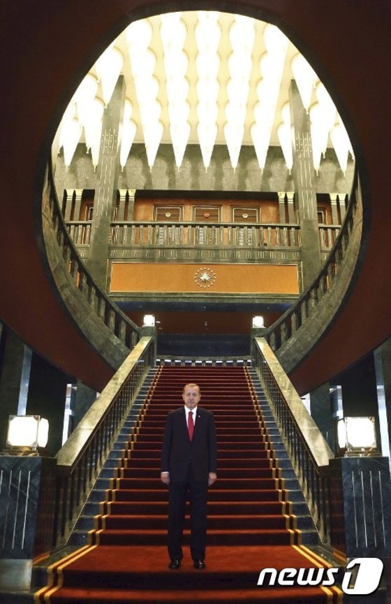 레제프 타이이프 에르도안 터키 대통령이 지난 29일(현지시간) 신축 대통령궁인 "백궁" 내부에서 기념사진을 촬영하고 있다.ⓒ AFP=뉴스1