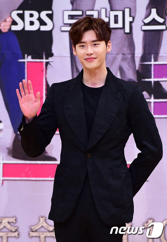 배우 이종석이 6일 오후 서울 목동 SBS신사옥에서 열린 SBS 수목드라마 "피노키오(연출 조수원, 신승우)" 제작발표회에 참석해 포즈를 취하고 있다 ⓒ News1