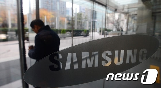 지난 1일 오전 서울 삼성전자 서초사옥에 직원들이 오가고 있다.2014.12.1/뉴스1 ⓒ News1 양동욱 기자