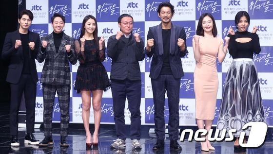 10일 오후 서울 중구 JTBC 호암아트홀에서 열린 드라마 '하녀들' 제작발표회에 참석한 감독 및 연기자 ⓒ News1