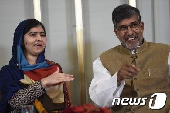 9일(현지시간) 노르웨이에 도착한 말랄라 유사프자이와 카일라시 사티아르티가 공동 기자회견 도중 미소를 짓고 있다.ⓒ AFP=뉴스1