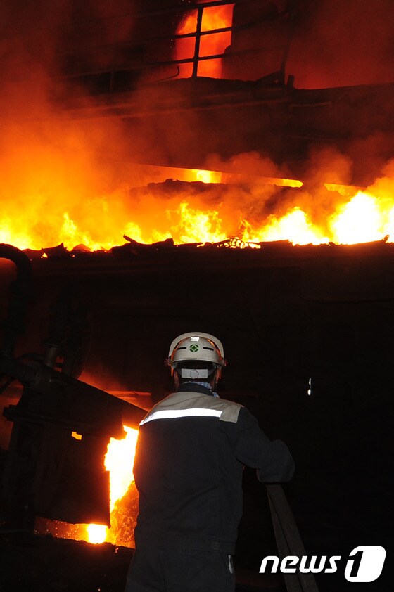 현대제철 포항공장 100t전기로 용해작업 모습.(뉴스1 자료, 재판매 및 DB 금지) ⓒ News1 최창호 기자