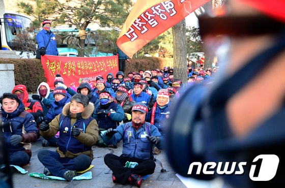 현대중공업노동조합 집행간부들이 17일 오후 서울 종로구 계동 현대 사옥 앞에서 상경집회를 하고 있다. 현대중공업 노조 측은 연봉제 철회와 통상임금 확대 적용 등을 촉구했다. 2014.12.17/뉴스1 ⓒ News1 박정호 기자