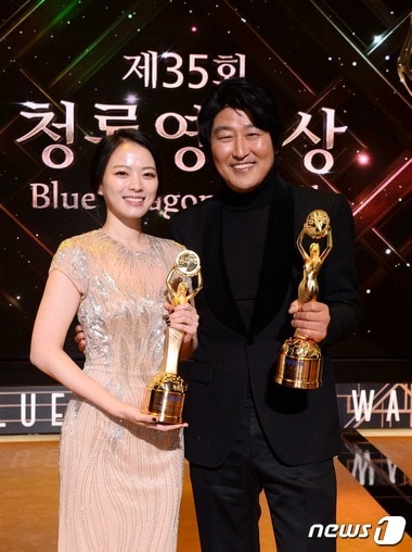 청룡영화제에서 여우주연상을 수상한 천우희가 남우주연상 송강호와 함께 포즈를 취하고 있다. ⓒ News1