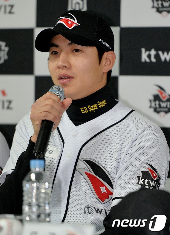18일 오전 경기도 수원 케이티위즈파크에서 열린 ‘KT 위즈 신규입단 선수 기자회견’에서 이대형 선수가 취재진의 질문에 답하고 있다. 2014.12.18/뉴스1 ⓒ News1 김영진 기자