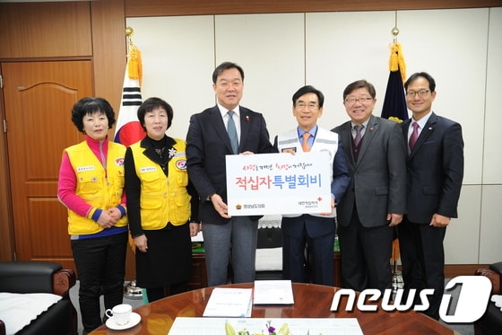 김윤근 경남도의회 의장(왼쪽에서 세번째)이 19일 집무실에서 대한적십자사 경남지사에 적십자 특별회비를 전달하고 있다. <제공=경남도의회> ⓒ News1