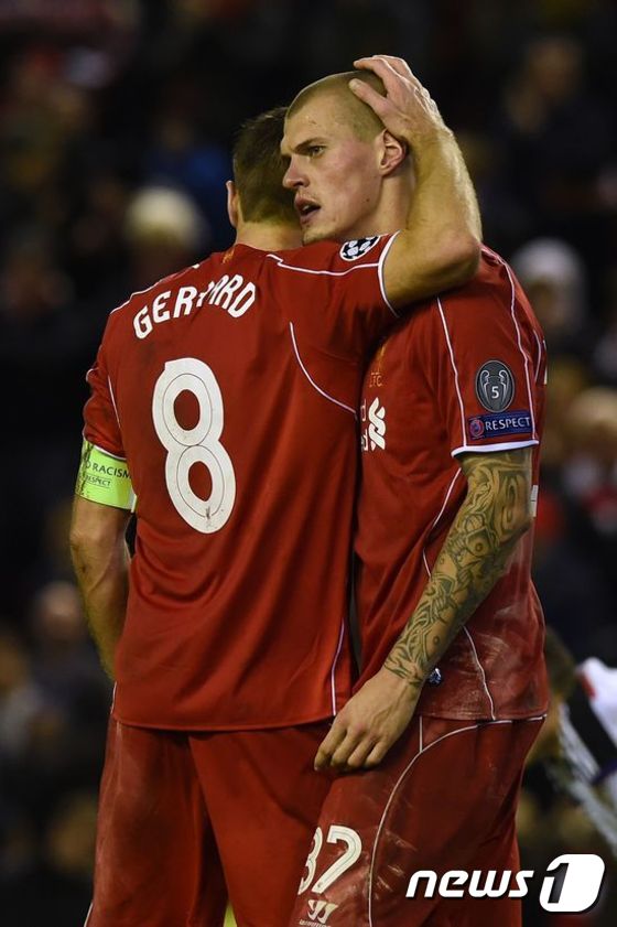 리버풀이 22일(한국시간) 영국 리버풀의 안필드에서 열린 2014-15 EPL 17라운드 아스널과의 홈경기에서 후반 추가시간 터진 스크레텔의 동점 헤딩골에 힘입어 2-2 무승부를 기록했다. ⓒ AFP=News1