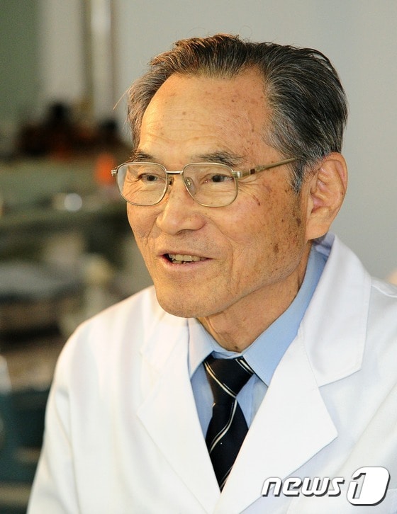 강재균 원장이 27일 오후 전북 전주시 기리오피스텔 6층 강이비인후과에서 진료를 보고 있다. 강 원장은 현재 91세로 전국 최고령 이비인후과 원장이다.2014.12.27/뉴스1 2014.12.27/뉴스1 ⓒ News1 김대웅 기자